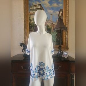 EUC- bobeau White Knit Designer Tee with Blue Floral Border Trim 🩵